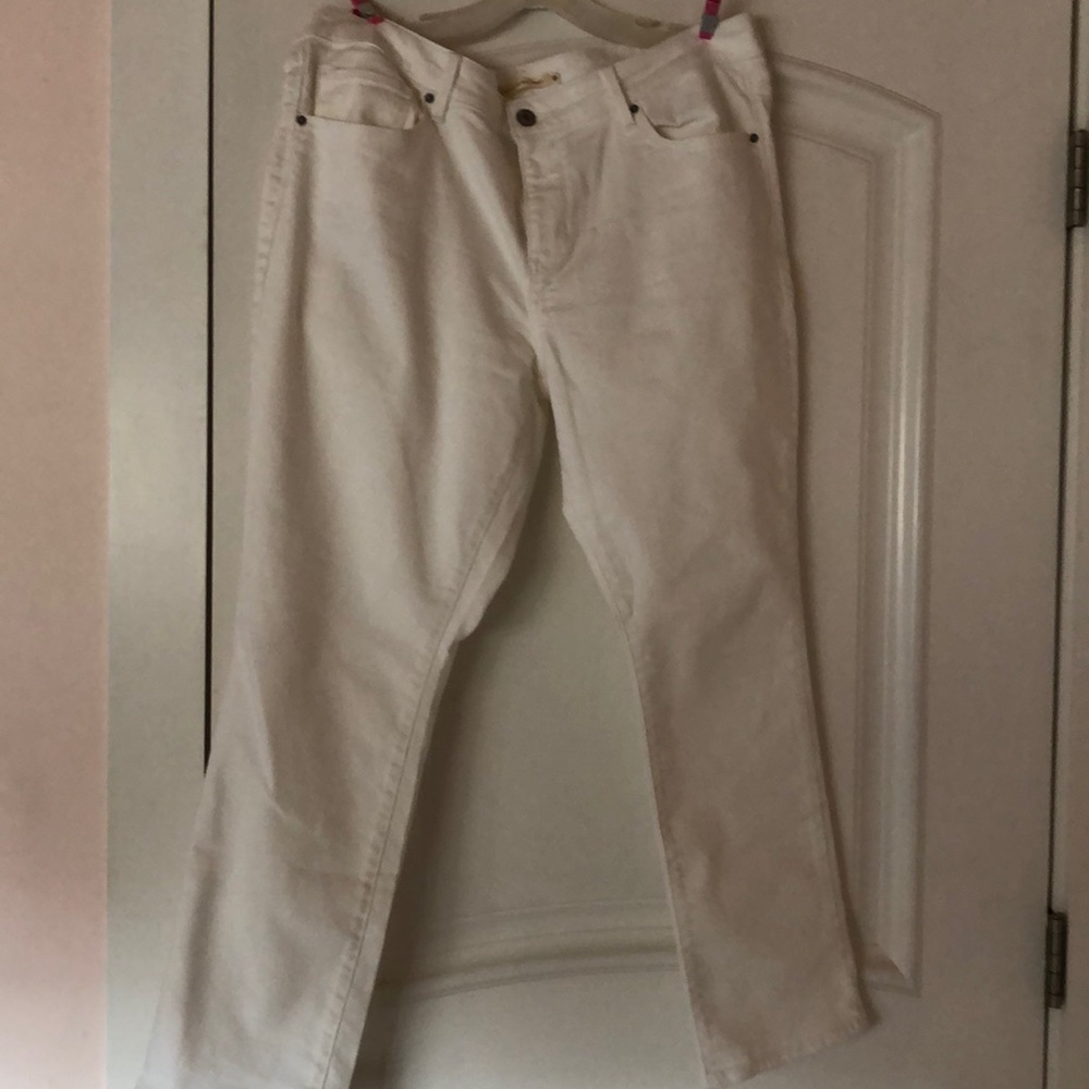 White Levi’s women jean’s
